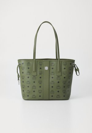 Borsa a tracolla verde oliva realizzata in pelle testurizzata, con motivi a logo neri, manici doppi e una tracolla regolabile. Dettagli in metallo argentato.