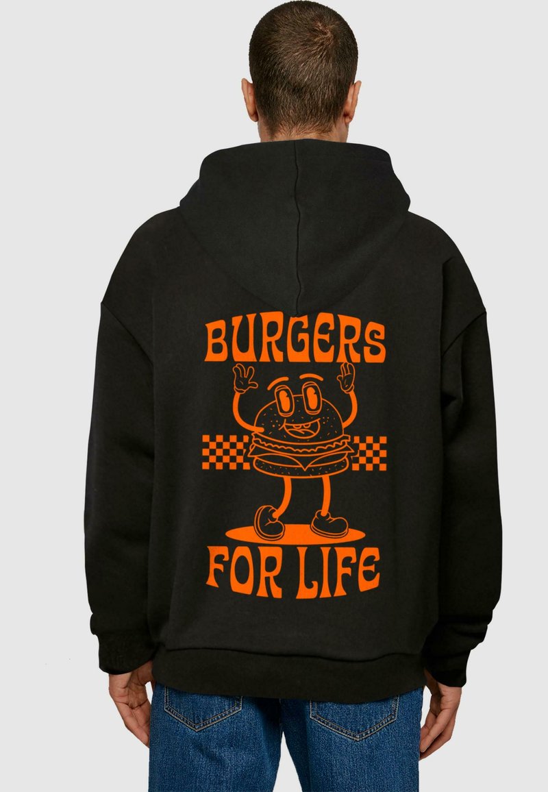 Schwarzer Kapuzenpullover mit leuchtendem orangen Grafiktext "BURGERS FOR LIFE" und einem cartoonhaften Hamburgerdesign auf der Rückseite. Lässiger Schnitt.