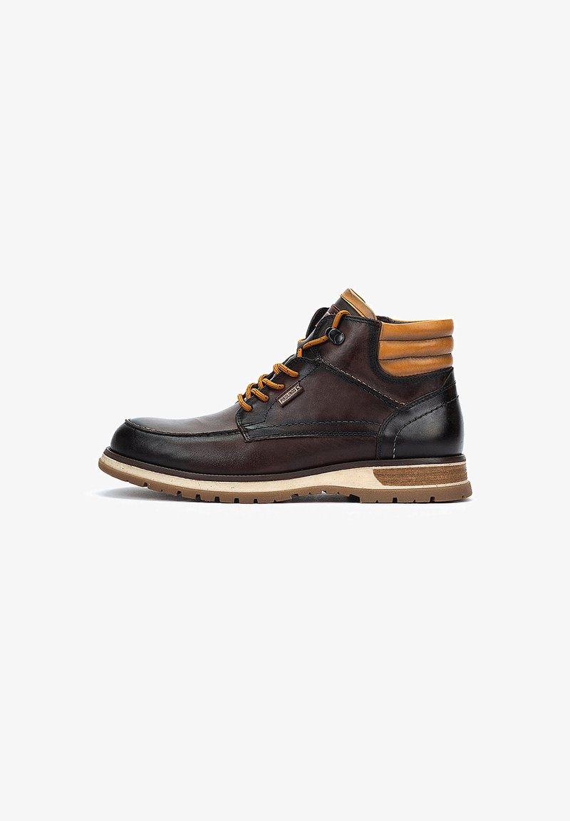 Bottes en cuir marron avec des lacets orange, un dessus texturé et un col contrastant en tan. Présente une semelle en caoutchouc marron et tan.