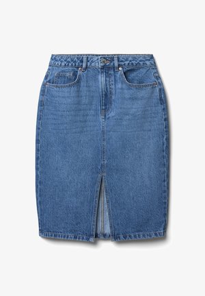 Jupe crayon en denim bleu moyen avec fente avant. Comprend cinq poches, passants de ceinture, fermeture à bouton métallique et détails de couture contrastés.