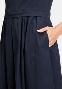 Vera Mont SOMMER TAILLIERT - Freizeitkleid - night sky