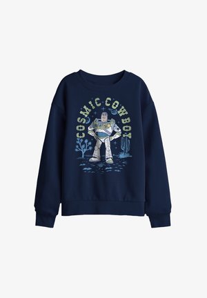 Navyblauer Pullover mit Buzz Lightyear Grafik, der zwischen zwei Kakteen steht, Text „COSMIC COWBOY“ darüber in grünen Buchstaben.