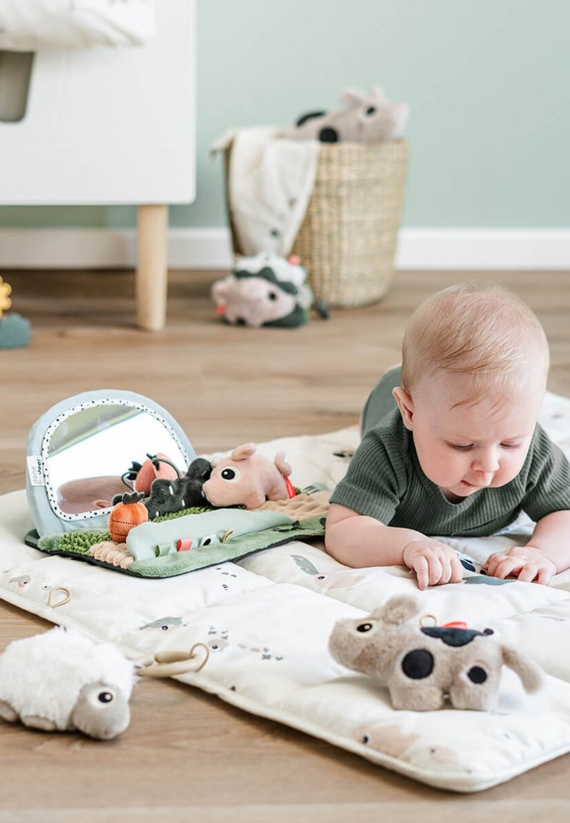 Kleurrijke speelmat met zachte, getextureerde oppervlakte. Inclusief een spiegel, knuffeldieren en stoffen accenten in dierontwerpen. Wit en pastelgroen kleurenpalet.