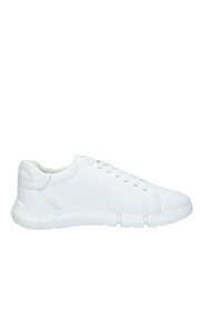 Sneakers sportivi bianchi realizzati in materiale sintetico liscio, con design a lacci, punta tonda e suola in gomma testurizzata con scanalature orizzontali.