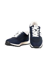 Baskets Armani Exchange bleu marine et blanches avec détails en mesh et daim, lacets blancs et semelles en caoutchouc noir texturé.