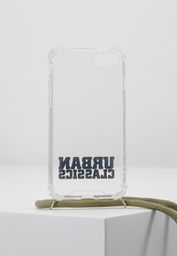 Klar telefondeksel med en matt svart "URBAN CLASSICS"-logo nederst. Teksturerte kanter og et fleksibelt design for beskyttelse.
