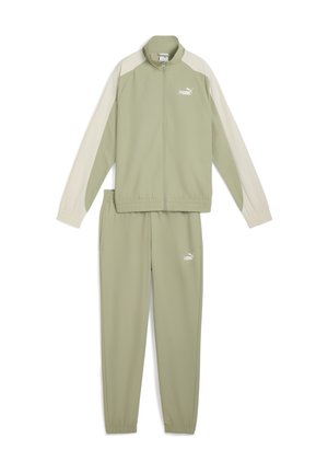 Chándal en verde oliva claro que incluye una chaqueta con cremallera y detalles en crema, junto con pantalones a juego, confeccionado con una tela suave y ligera.