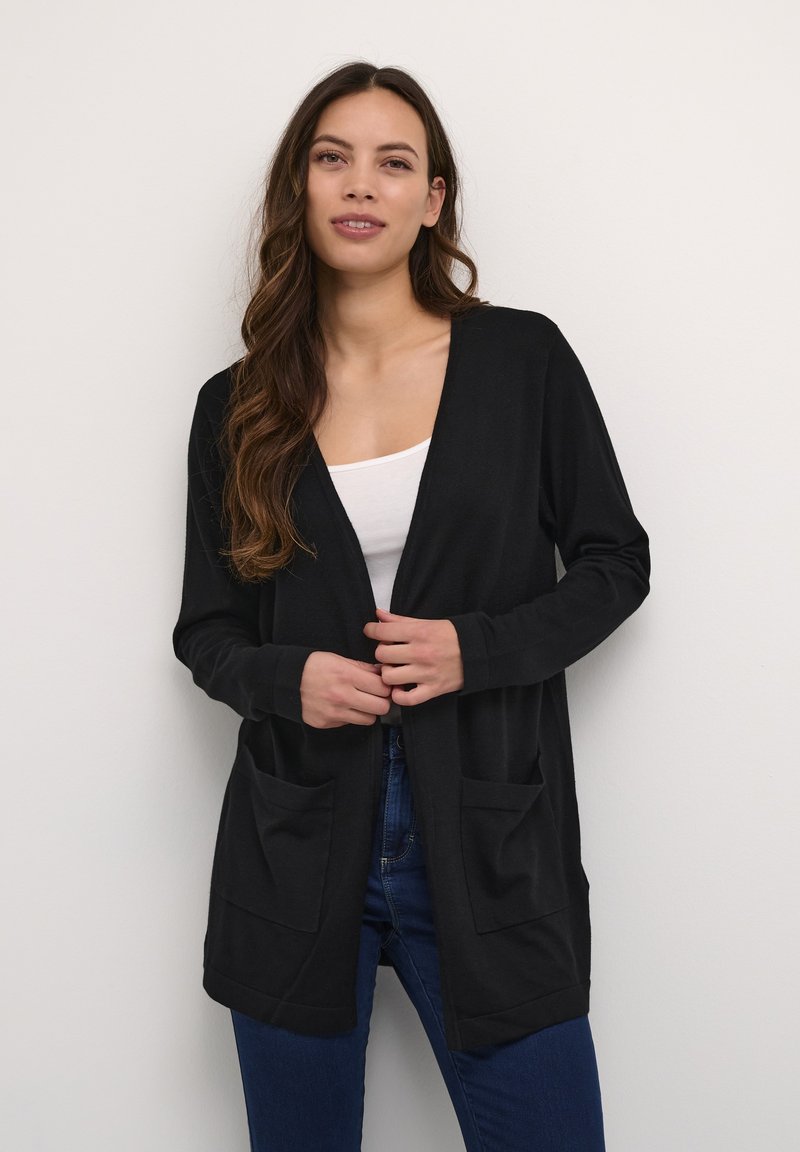 Cardigan nero realizzato in un materiale leggero con maniche lunghe, apertura frontale e due tasche frontali. Design semplice e privo di ornamentazioni.
