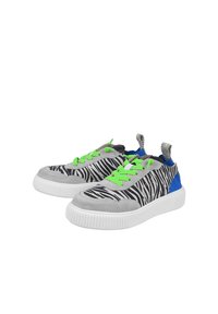 Sneaker a strisce zebra grigie e nere con lacci verde neon, dettagli blu e suole in gomma bianca con pannelli laterali testurizzati.