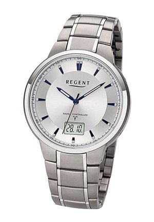 Silberne Metallarmbanduhr mit blauen Stundenmarkierungen und Zeigern, analogem Zifferblatt, das 10:10 anzeigt, digitaler Datumsanzeige mit "28.10" und Metallgliederarmband.