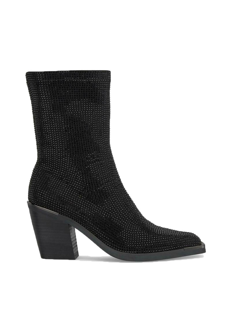 Bottine noire avec un design ajusté, dotée d'un dessus en maille texturée, d'un bout pointu et d'un talon bloc solide avec une finition mate.