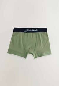 Olivgrüne Baumwoll-Boxershorts mit einem schwarzen Bund, der den Markennamen "Sub5tribe" in weißer, geschwungener Schrift zeigt.