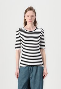 Schwarz-weiß gestreiftes T-Shirt mit Rundhalsausschnitt und kurzen Ärmeln, gefertigt aus einem glatten Stoff. Verfügt über ein kleines Logodetail am Saum.