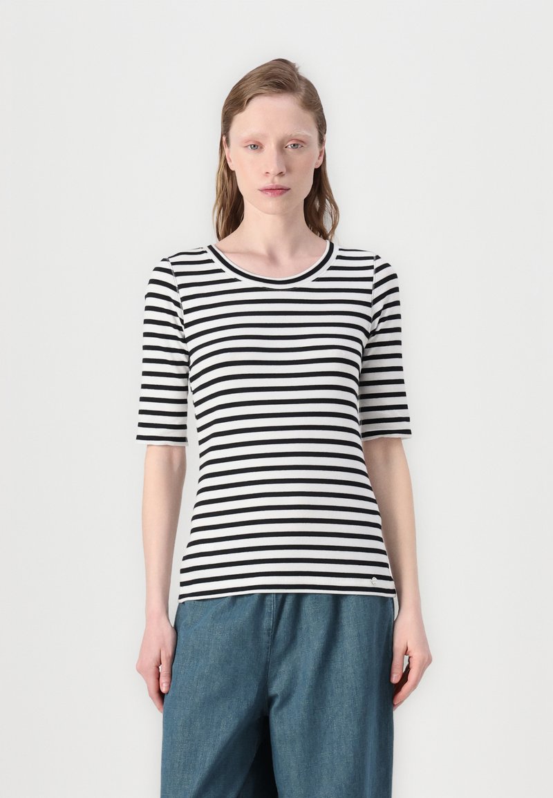 Schwarz-weiß gestreiftes T-Shirt mit Rundhalsausschnitt und kurzen Ärmeln, gefertigt aus einem glatten Stoff. Verfügt über ein kleines Logodetail am Saum.