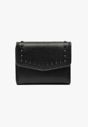 Portafoglio in pelle nera con una finitura texturizzata, caratterizzato da una patta curva, borchie nere decorative lungo il bordo e una forma rettangolare compatta.