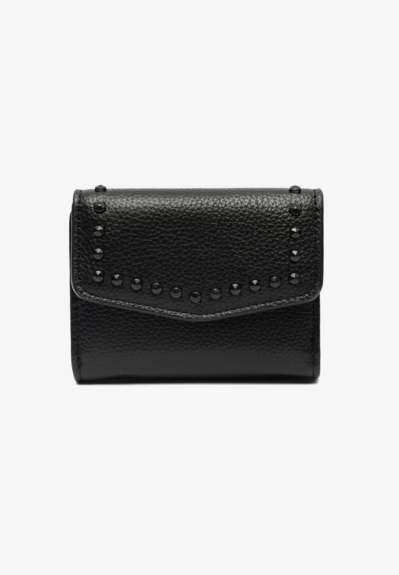 Crni kožni novčanik s teksturiranim završetkom, s zakrivljenim preklopom, dekorativnim crnim zakovicama duž ruba i kompaktno pravokutnim oblikom.