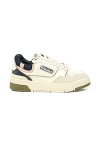 Sneaker color crema con tomaia in pelle testurizzata, dettagli in rosa e navy, suola spessa e dettagli per perforazione sulla punta. Presenta il logo sul lato.