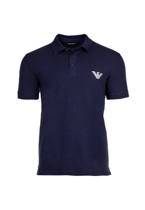 Himmelblå polo-shirt med korte ærmer, krave, to-knaps slids og hvidt logo på venstre bryst.
