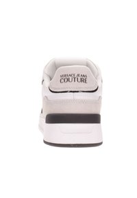 Sneaker bianca in suede e mesh con dettagli neri, forma arrotondata, tallone rinforzato e logo "VERSACE JEANS COUTURE" in rilievo sul retro.