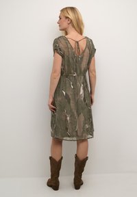 Cream CHERY  - Denné šaty - overland trek forest