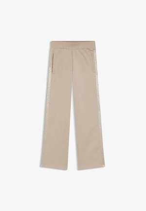 Beige wijde broek van zachte stof, met zijzakken en een geborduurd randje langs de buitenste naden. Elastische tailleband voor comfort.