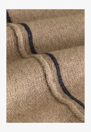 Tivora tricotată de culoare bej cu o suprafață texturată, având dungi orizontale de culoare albastru închis. Vederea de aproape subliniază țesătura și detaliile.