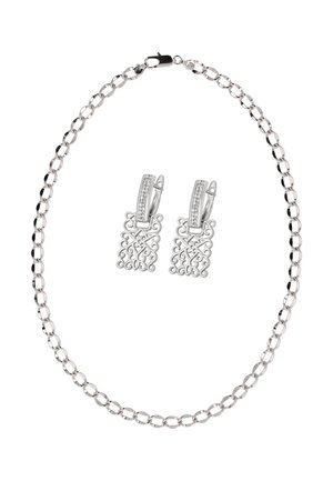 Srebrny naszyjnik z łańcuszkiem o owalnych ogniwach, zestawiony z srebrnymi kolczykami typu filigran z rzędami małych osadzonych kryształków.