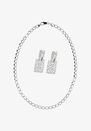 Srebrny naszyjnik z łańcuszkiem o owalnych ogniwach, zestawiony z srebrnymi kolczykami typu filigran z rzędami małych osadzonych kryształków.