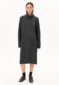 Robe oversized gris foncé avec un col haut et plié, des manches longues et une silhouette droite, fabriquée dans un tissu doux et texturé.