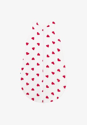Hvit baby sovepose med røde hjerte mønstre, med en frontglidelås og ermeløs design. Myk tekstur, rund bunnform.