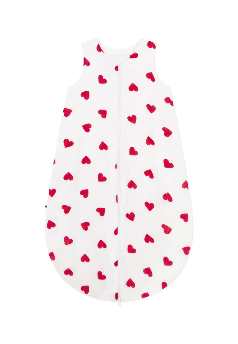 Άσπρη υπνόσακος μωρού με κόκκινα μοτίβα καρδιάς, διαθέτει εμπρόσθιο φερμουάρ και σχεδιασμό χωρίς μανίκια. Μαλακή υφή, στρογγυλεμένο σχήμα στο κάτω μέρος.