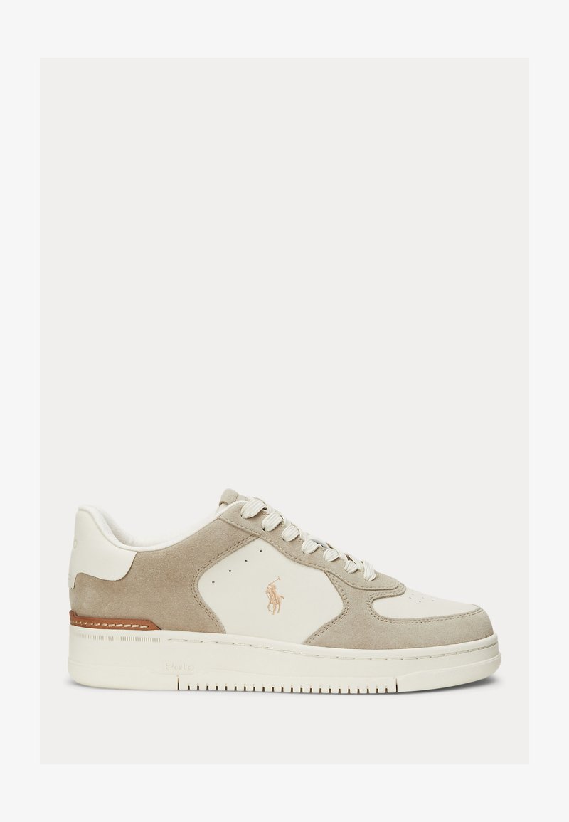 Sneaker basse in camoscio beige e pelle bianca con ricamo del logo Polo sul lato e suola in gomma bianca.