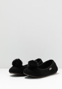 Pantofole nere in feltro con punta arrotondata, caratterizzate da due pompon morbidi sul davanti. Fodera interna liscia e suole flessibili.