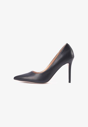 Pantofi cu toc înalt, din piele neagră, cu vârful ascuțit, design elegant și toc subțire, ridicat. Textură netedă, cu o siluetă simplă.