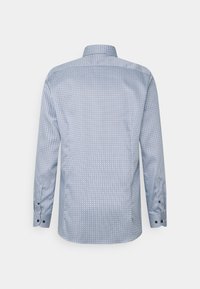 Chemise homme à manches longues avec petit motif géométrique bleu et blanc, montrée de dos avec poignets boutonnés et col replié.
