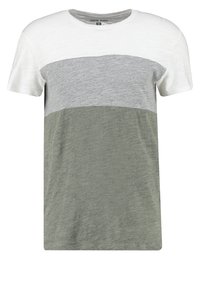 Camiseta de manga corta con rayas horizontales en blanco, gris claro y verde oliva. Tejido suave y texturizado con un cuello redondo.