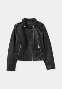 Giubbotto biker in pelle sintetica nera con zip frontale asimmetrica, tasche laterali con zip e spalline e colletto con bottone a pressione.