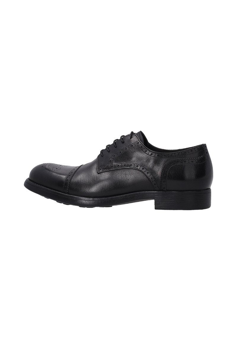 Zwarte leren dress-shoe met ronde neus, vetersluiting, brogue-details, een gladde textuur en een lage gestapelde hak.