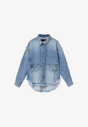 Jachetă din denim albastru cu nasturi în față, două buzunare cu clapetă, detalii cu ținte pe umeri și tiv decupat asimetric uzat.