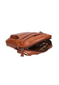 Borsa a tracolla in pelle marrone con apertura con zip, che mostra un rivestimento interno a quadri e due tasche frontali per l'organizzazione.