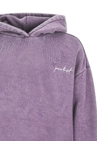 Paarse hoodie met een zachte textuur, een kangoeroezak en een klein wit geborduurd logo op het borstgebied.