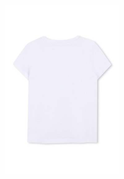 Απλό λευκό κοντομάνικο T-shirt με στρογγυλή λαιμόκοψη, απλωμένο επίπεδα με την πίσω πλευρά προς τα πάνω, σε λευκό φόντο.