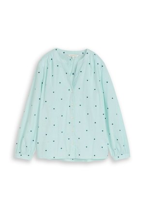 Blouse bleu clair à manches longues avec petits motifs de cœurs foncés, col rond et boutons sur le devant, présentée sur un fond blanc.