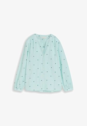 Blouse bleu clair à manches longues avec petits motifs de cœurs foncés, col rond et boutons sur le devant, présentée sur un fond blanc.