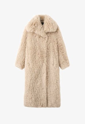 Abrigo de piel sintética beige con un amplio cuello, mangas cortas anchas y una superficie suave y texturada. Presenta un cierre frontal y sin hardware visible.