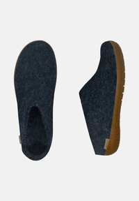 Chaussons en feutre gris avec une surface texturée et un design à bout rond. La semelle en caoutchouc présente un motif pour une meilleure adhérence.