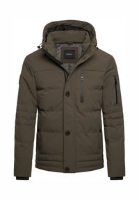 Herren-Jacke aus olivgrünem, gepolstertem Material mit Knopf- und Reißverschluss vorne, Reißverschlusstaschen auf der Brust und den Ärmeln sowie einer abnehmbaren Kapuze.