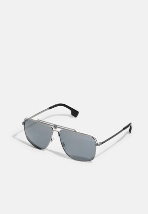 Sonnenbrille mit grauen getönten Gläsern und einem silbernen Metallrahmen, rechteckiger Form und strukturiertem Stegdesign, mit schwarzen Bügelspitzen.