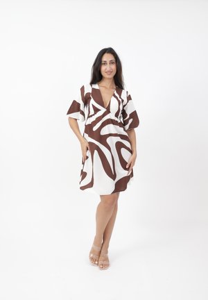 Vestido marrón y blanco con estampado, de escote en V, mangas cortas con volantes y falda fluida; tejido suave; diseño hasta la rodilla.