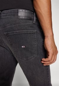 Tommy Jeans SCANTON SLIM - Vaqueros slim fit - denim black